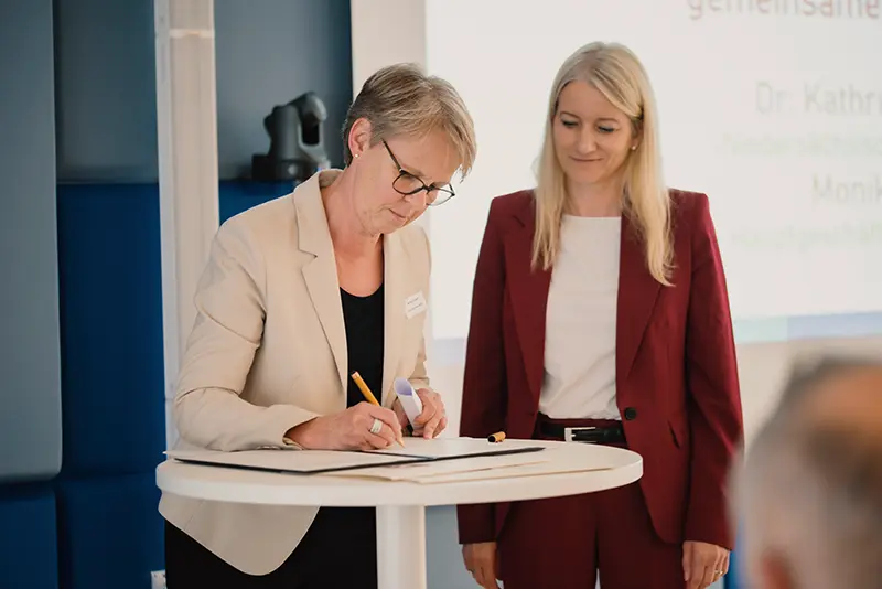 Frau Monika Scherf, Landesgeschäftsführerin der IHK Niedersachsen und Frau Justizministerin Dr. Kathrin Wahlmann unterzeichneten die Vereinbarung, mit IHK Niedersachsen Frau Monika Scherf, Landesgeschäftsführerin der IHK Niedersachsen und Frau Justizministerin Dr. Kathrin Wahlmann unterzeichneten die Vereinbarung, mit IHK Niedersachsen